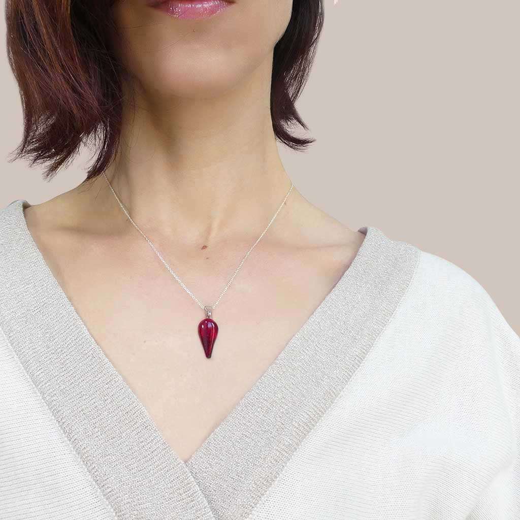 NECKLACE RED RUBY | DROP | REFLET[proNECKLACE RED RUBYduct_vendor]MicrocosmosPRODUCT INFORMATION

Exlusive Microcosmoses Glass Reflet
Bead size length: 20 mm/ 0.8" |  width: 12 mm/ 0.5"

Base chain: Sterling Silver 925 ~ Stainless Steel 
ChaiNECKLACE