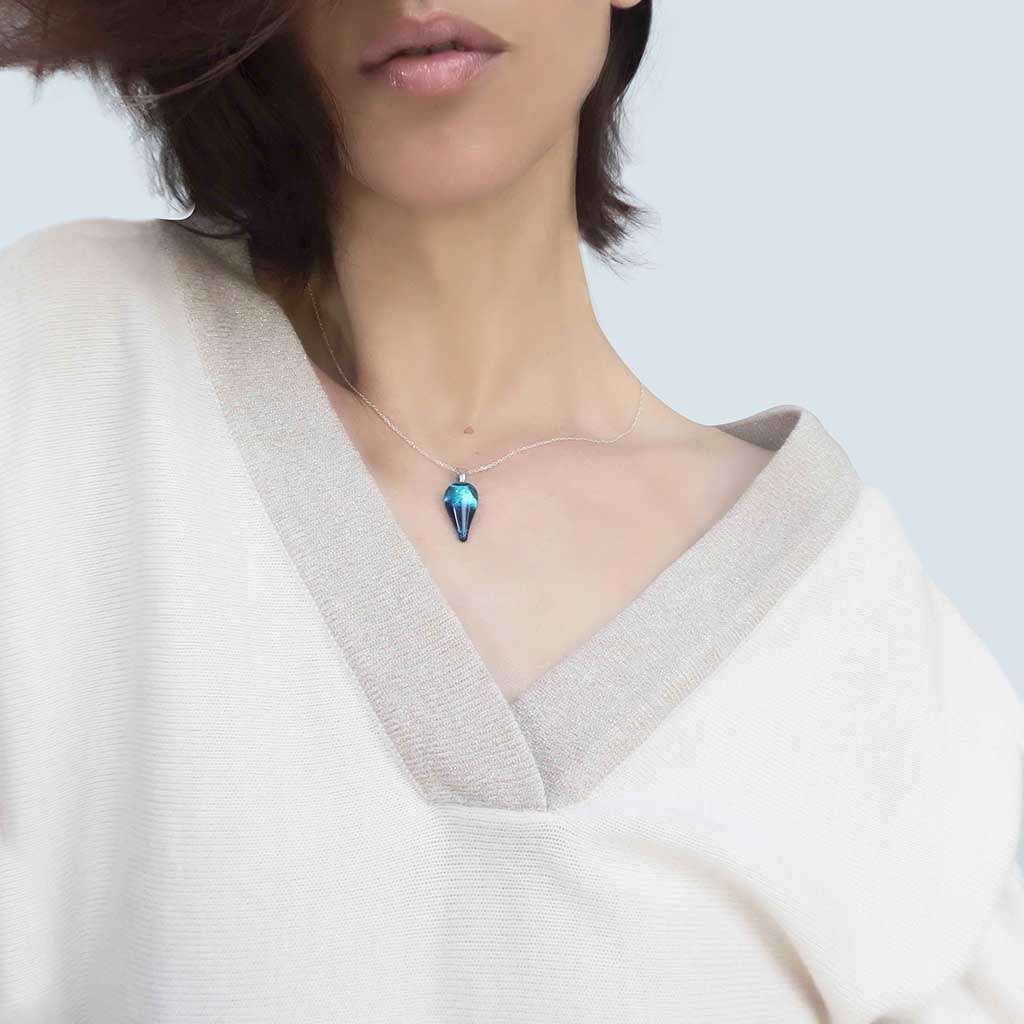 NECKLACE EMERAUDE ~ IRIS BLUE | DROP | REFLET[proNECKLACE EMERAUDE ~ IRIS BLUEduct_vendor]MicrocosmosPRODUCT INFORMATION

Exlusive Microcosmoses Glass Reflet
Bead size length: 20 mm/ 0.8" |  width: 12 mm/ 0.5"

Base chain: Sterling Silver 925 ~ Stainless Steel 
ChaiNECKLACE