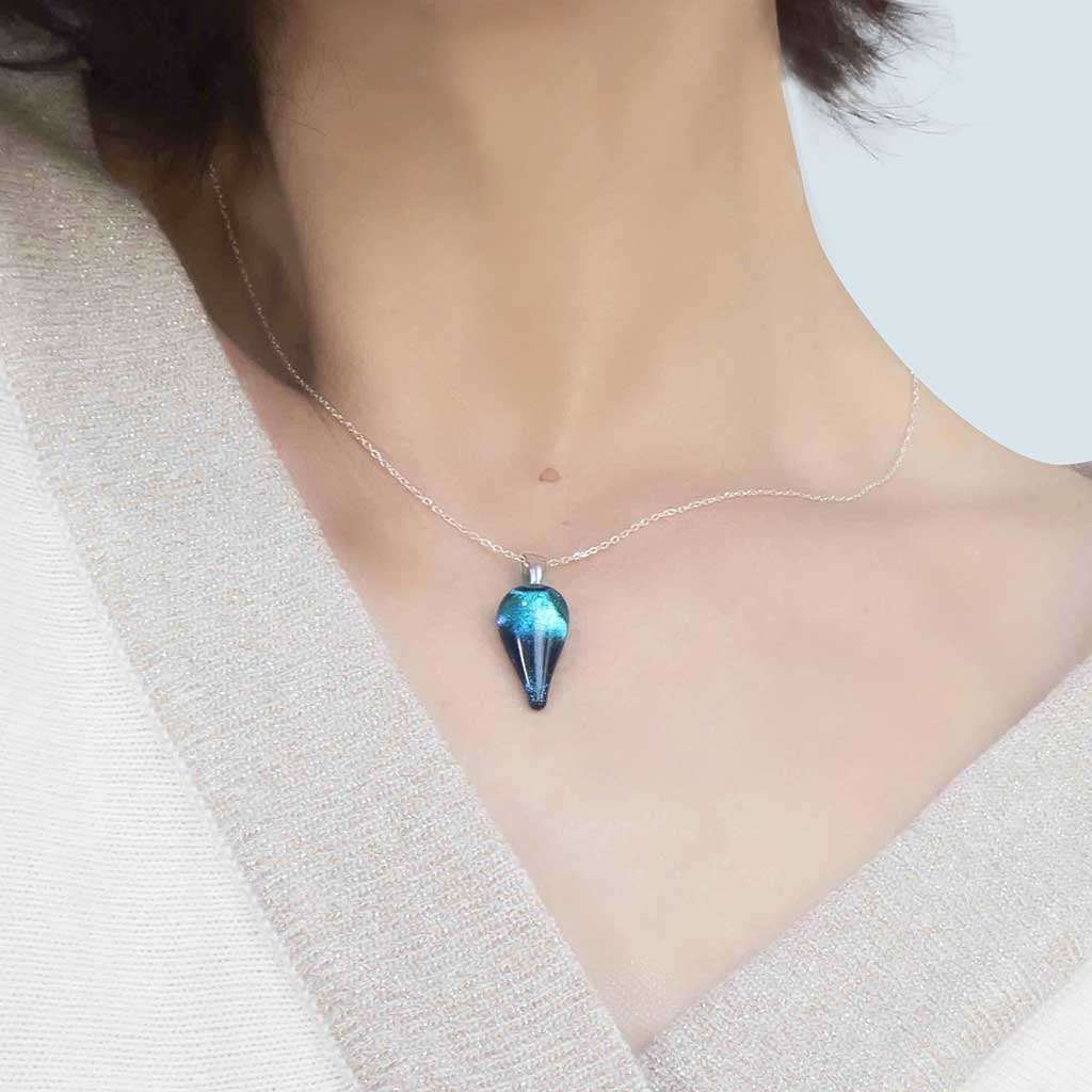 NECKLACE EMERAUDE ~ IRIS BLUE | DROP | REFLET[proNECKLACE EMERAUDE ~ IRIS BLUEduct_vendor]MicrocosmosPRODUCT INFORMATION

Exlusive Microcosmoses Glass Reflet
Bead size length: 20 mm/ 0.8" |  width: 12 mm/ 0.5"

Base chain: Sterling Silver 925 ~ Stainless Steel 
ChaiNECKLACE