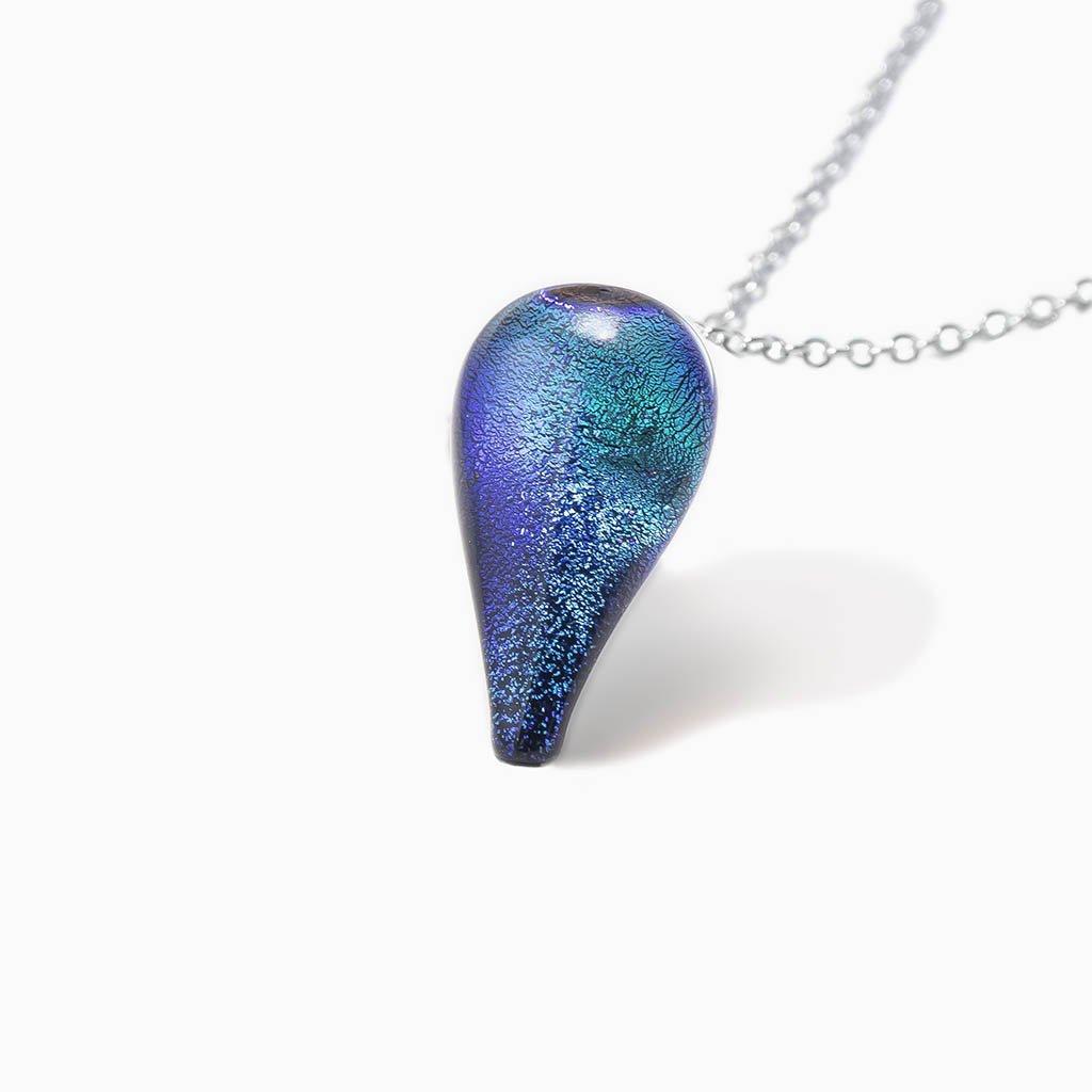 NECKLACE EMERAUDE ~ IRIS BLUE | DROP | REFLET[proNECKLACE EMERAUDE ~ IRIS BLUEduct_vendor]MicrocosmosPRODUCT INFORMATION

Exlusive Microcosmoses Glass Reflet
Bead size length: 20 mm/ 0.8" |  width: 12 mm/ 0.5"

Base chain: Sterling Silver 925 ~ Stainless Steel 
ChaiNECKLACE