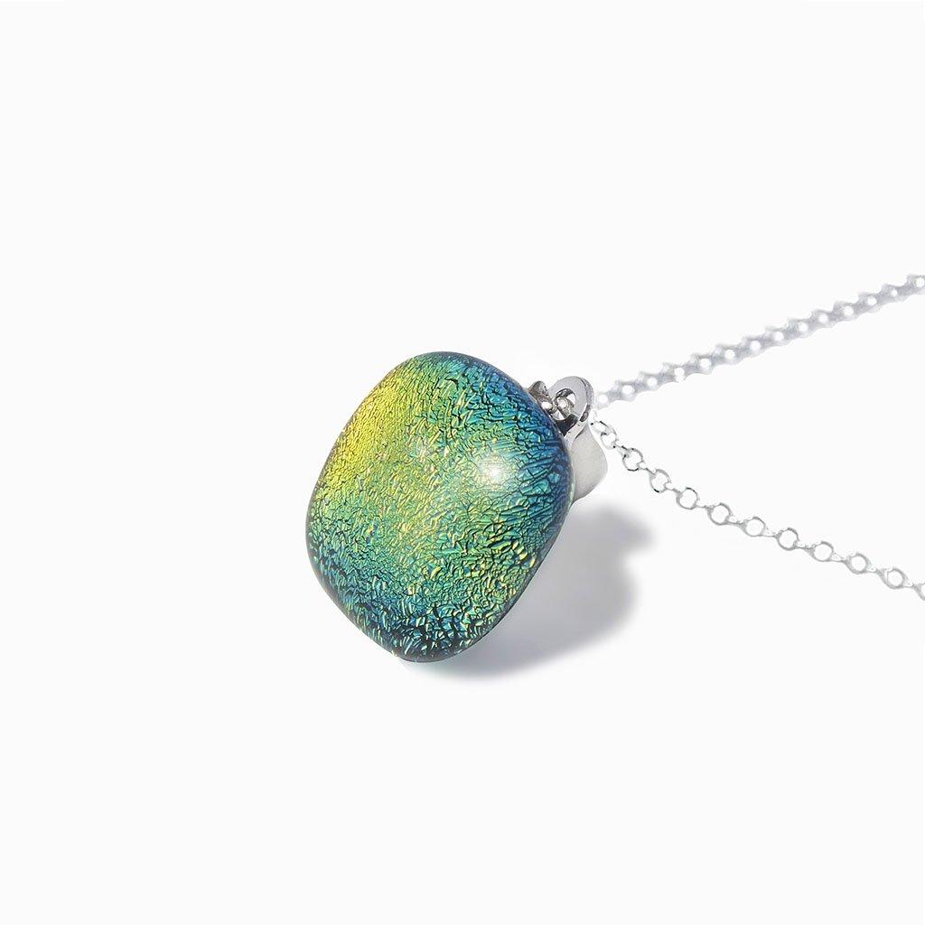 NECKLACE GOLD ~ GREEN BOKEH | SQUIRCLE | REFLET[proNECKLACE GOLD ~ GREEN BOKEHduct_vendor]MicrocosmosPRODUCT INFORMATION

Exlusive Microcosmoses Glass Reflet
Bead size length: 14 mm / 0.55" |  width: 14 mm / 0.55"

Base chain: Sterling Silver 925 ~ Stainless Steel 
NECKLACE