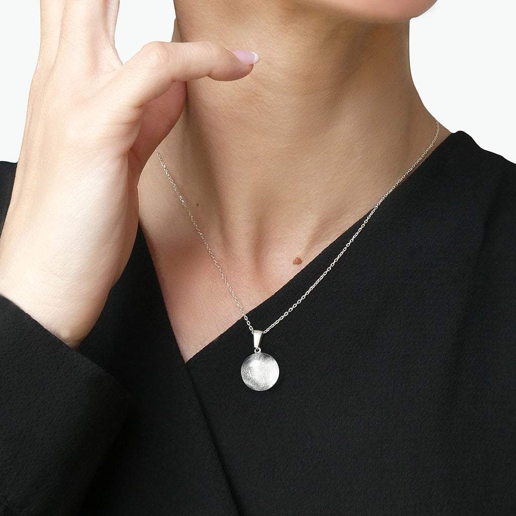 NECKLACE SILVER PEARL ~ AQUA | ECLIPSE | REFLET[proNECKLACE SILVER PEARL ~ AQUAduct_vendor]MicrocosmosPRODUCT INFORMATION

Exlusive Microcosmoses Glass Reflet
Bead size: 14 mm / 0.55"

Base chain: Sterling Silver 925 ~ Stainless Steel 
Chain thickness: 1 mm (St.SilveNECKLACE