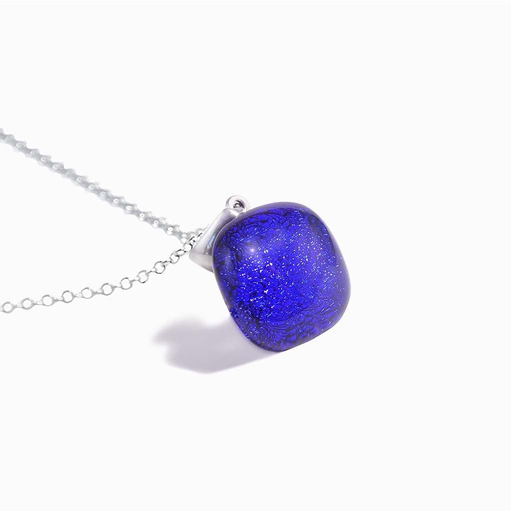 NECKLACE STARRY BLUE ~ INDIGO | SQUIRCLE | REFLET[proNECKLACE STARRY BLUE ~ INDIGOduct_vendor]MicrocosmosPRODUCT INFORMATION

Exlusive Microcosmoses Glass Reflet
Bead size length: 14 mm / 0.55" |  width: 14 mm / 0.55"

Base chain: Sterling Silver 925 ~ Stainless Steel 
NECKLACE