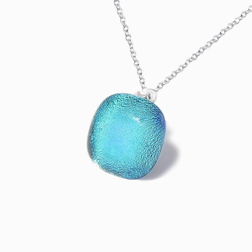 NECKLACE TURQUOISE ~ NIGHT BLUE | SQUIRCLE | REFLET[proNECKLACE TURQUOISE ~ NIGHT BLUEduct_vendor]MicrocosmosPRODUCT INFORMATION

Exlusive Microcosmoses Glass Reflet
Bead size length: 14 mm / 0.55" |  width: 14 mm / 0.55"

Base chain: Sterling Silver 925 ~ Stainless Steel 
NECKLACE