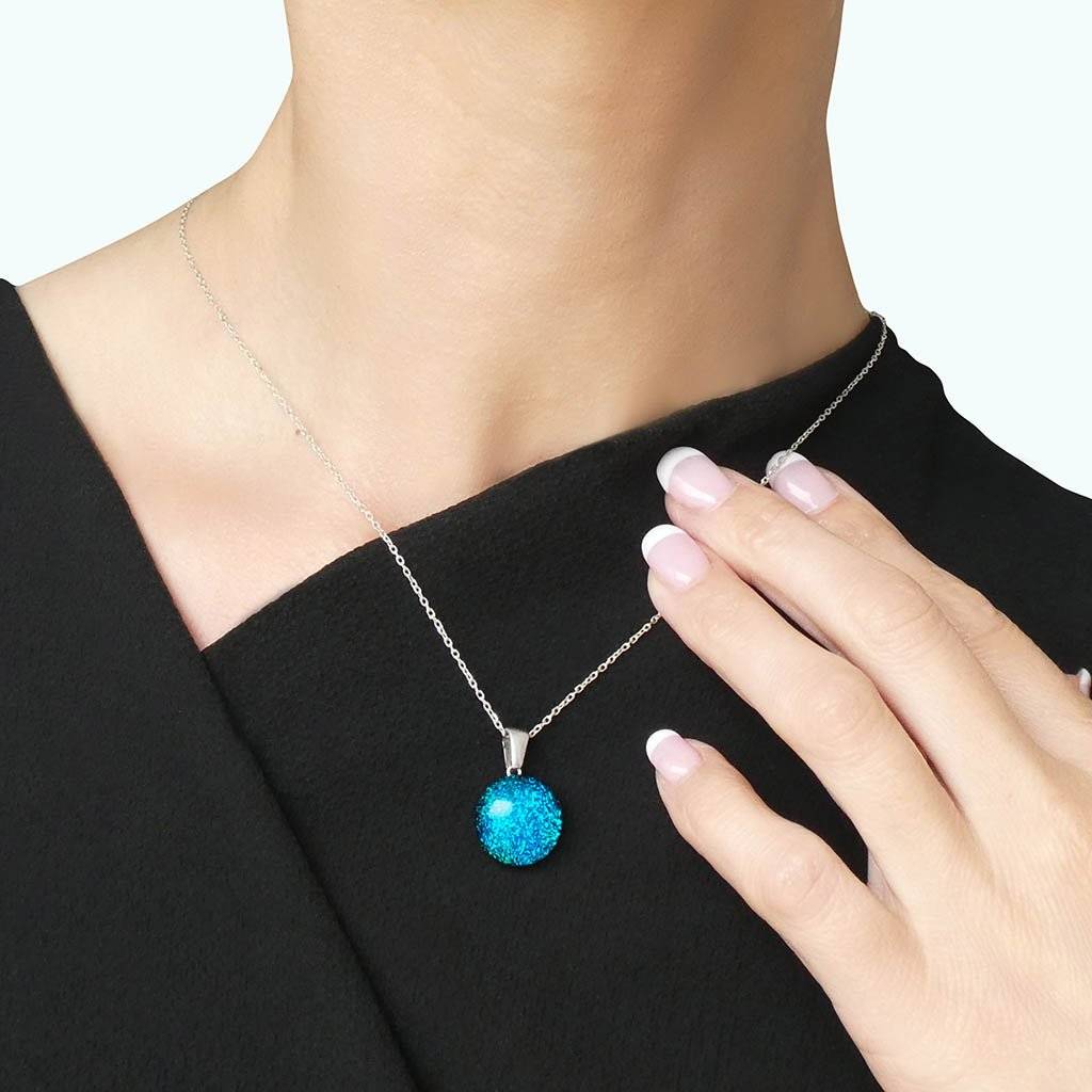 NECKLACE VERT DE BLEU ~ TEAL | ECLIPSE | REFLET[proNECKLACE VERT DE BLEU ~ TEALduct_vendor]MicrocosmosPRODUCT INFORMATION

Exlusive Microcosmoses Glass Reflet
Bead size: 14 mm / 0.55"

Base chain: Sterling Silver 925 ~ Stainless Steel 
Chain thickness: 1 mm (St.SilveNECKLACE